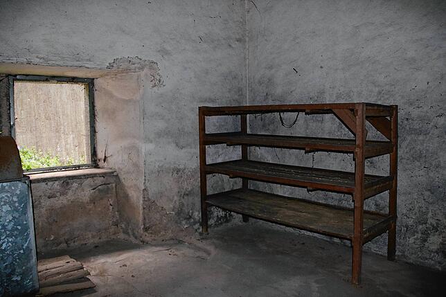 Im Untergeschoss müssen Gitter-Fenster angebracht werden, damit keine ungewollten Gäste ins Gebäude einbrechen. Dort finden sich auch ...