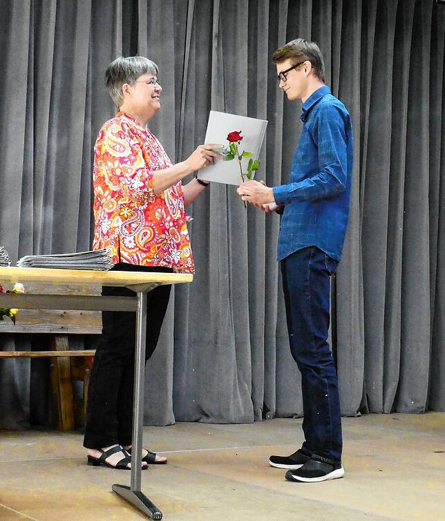 Bild 39: In der Aula des Gymnasiums wurden den 65 Abiturienten feierlich ihre Zeugnisse überreicht