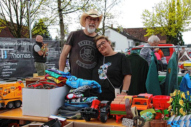 Roland und Asli Müller aus Rast hatten auf dem Dachboden gestöbert und bieten beim 3. Walder Flohmarkt ausgediente Kinderkleidung und ...
