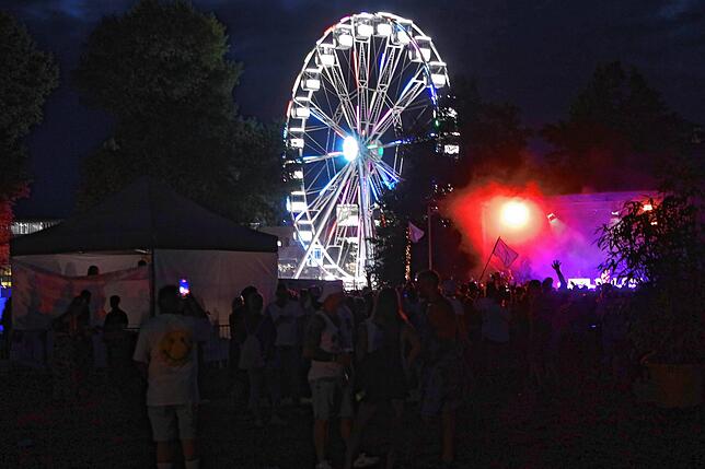 Bild 19: Elektro-Fans versammeln sich am See: Klein Venedig wird am Samstagabend zur Freiluftparty