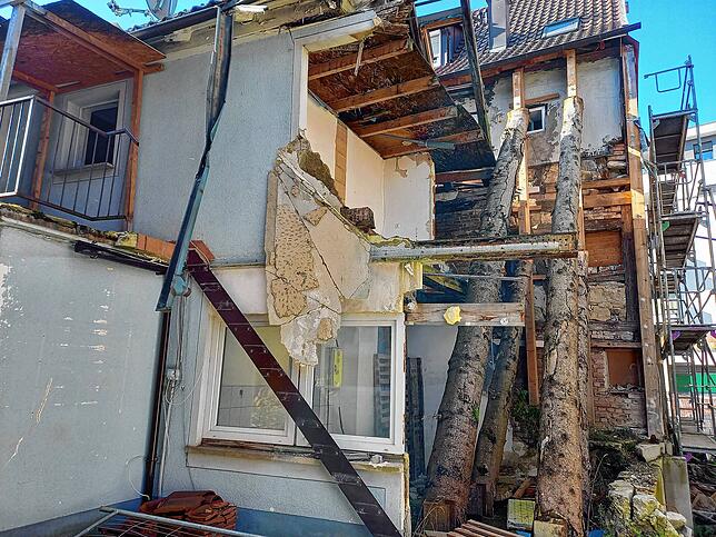 So sieht es im rückwärtigen Bereich aus: Das gelb-pinke Haus Nr. 22 (links) ist teils abgerissen. Das Nachbarhaus Hauptstraße 24 wird ...
