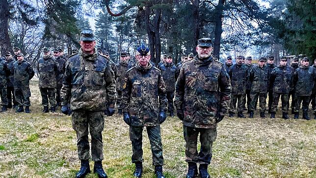 Der alte und der neue Kompaniechef mit dem Kommandeur Landeskommando Baden-Württemberg (von links): Oberstleutnant Jörg Ebert, Oberst ...