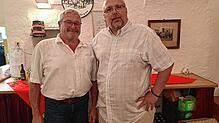 Stabübergabe bei der Narrenzunft Engen. Narrenpräsident Sigmar Hägele (links) und sein Nachfolger Christoph Dietrich.