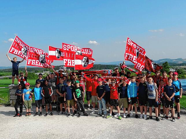 Freuen sich über den Ausflug nach Freiburg: Die Spieler des FC Öhningen-Gaienhofen.
