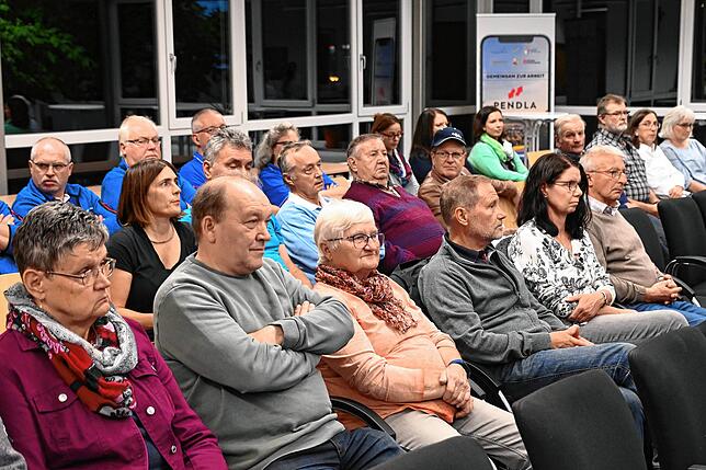 Rund 35 Einwohner waren beim ersten Bürger und Ehrungsabend im Sitzungsaal des Mühlinger Rathauses dabei.