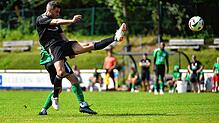 Vier Tore: Sandro Knab (links) setzte sich mit einem schönen Heber im Strafraum durch und traf zum 2:2-Ausgleich. Es war der Auftakt zu ...