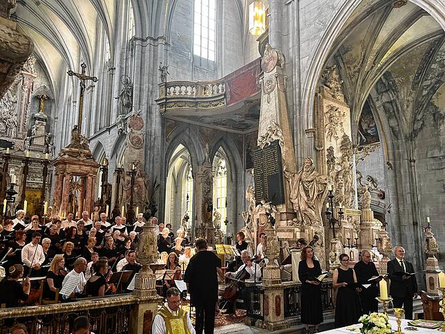 Hier singen Münsterchor Salem und Kirchenchor Neufrach gemeinsam die Waisenhausmesse von Mozart. Das Foto entstand diesen Sommer.