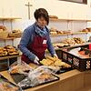 46 ehrenamtliche Mitarbeiter engagieren sich im Tafelladen Bad Säckingen. Hier richtet Petra Gartner das Brot und die Backwaren zum ...