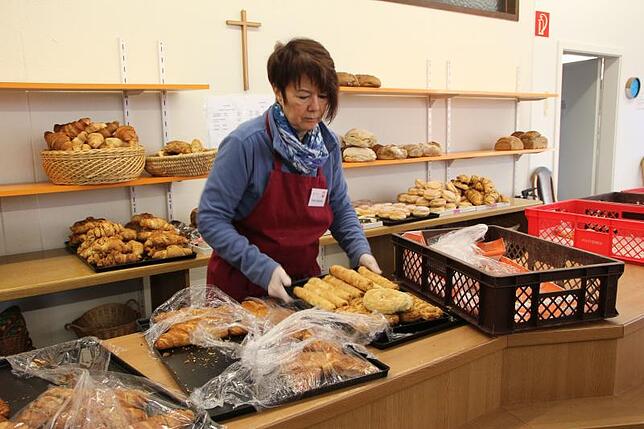 46 ehrenamtliche Mitarbeiter engagieren sich im Tafelladen Bad Säckingen. Hier richtet Petra Gartner das Brot und die Backwaren zum ...