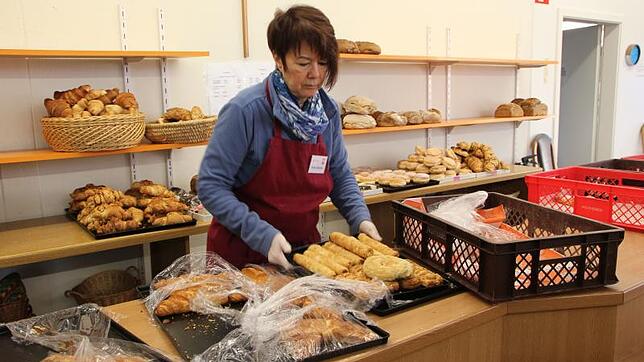 46 ehrenamtliche Mitarbeiter engagieren sich im Tafelladen Bad Säckingen. Hier richtet Petra Gartner das Brot und die Backwaren zum ...