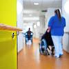 Ein Symbolbild zur Situation: Das Corona-Virus hat in zwei Pflegeheimen im Kreis Tuttlingen Eingang gefunden. Das treibt die Fallzahlen ...