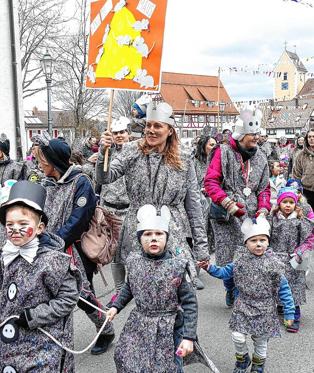 Die riesige Mäuseschar des Evangelischen Kindergartens schreit: „Fang die – Maus“.