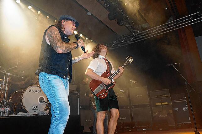 Bild 10: Barock serviert musikalisches Feuerwerk: Bilder der AC/DC Tribute Show in Unadingen