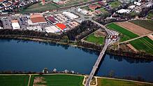 Seit 20 Jahren verbindet die Hochrheinbrücke bei Laufenburg Deutschland und die Schweiz. Diese Luftaufnahme aus dem Jahr 2008 zeigt die ...