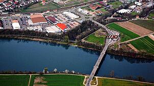 Seit 20 Jahren verbindet die Hochrheinbrücke bei Laufenburg Deutschland und die Schweiz. Diese Luftaufnahme aus dem Jahr 2008 zeigt die ...