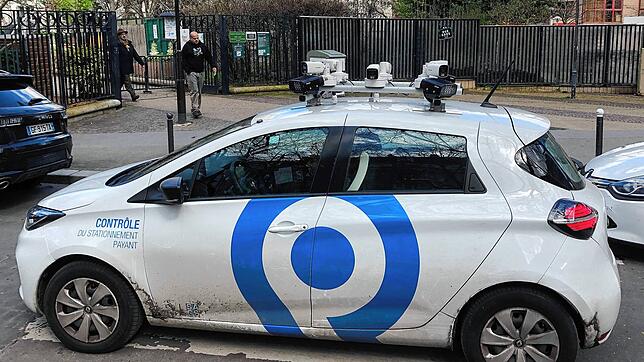 Im französischen Straßburg schon länger im Einsatz: Ein Scan-Auto überprüft, ob für abgestellte Autos die Parkgebühren bezahlt wurden.