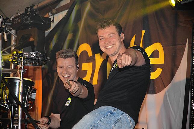 Paddy und Marv von der Gretleband haben sichtlich Spaß bei der Partynacht in Mahlspüren im Hegau.