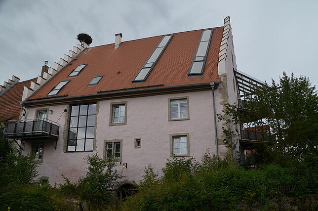 Viele Fenster schaffen Licht im Gebäude: So stellt sich die renovierte Fassade des über 400 Jahre alten Hauses von der Klosterstraße aus ...