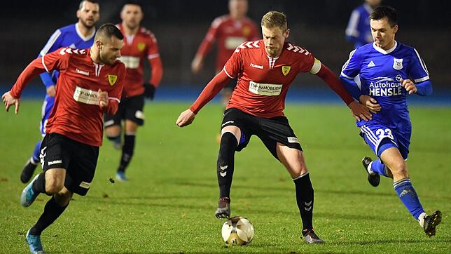 Kontrolle: Der Rheinfelder Jeremy Stangl (2. von rechts) verteidigt den Ball geschickt beim 2:0-Sieg seiner Mannschaft gegen die SG ...