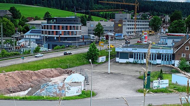 Hier, auf dem Gelände des ehemaligen Autohauses Bäsch, wird die neue Aldi-Filiale entstehen.