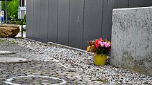 Die Unfallstelle liegt direkt am Gebäude des Klinikums. Aktuell erinnern nur mehr die Markierungen und ein Blumenstrauß an den ...