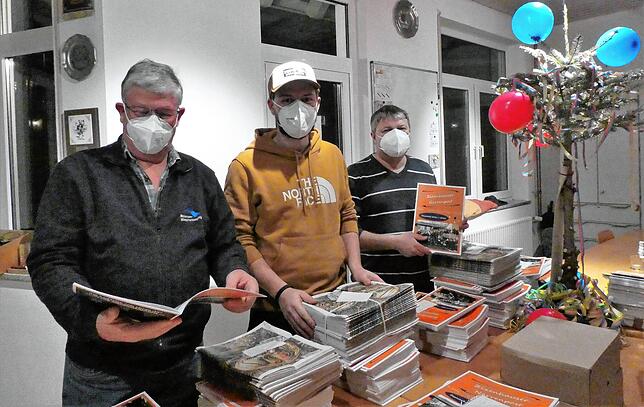 Peter Maurer (von links), Stumpenmacher Moschter Tobias Winkler und Ralf Menzer beim Vorbereiten der Narrenblättle für den Verkauf.