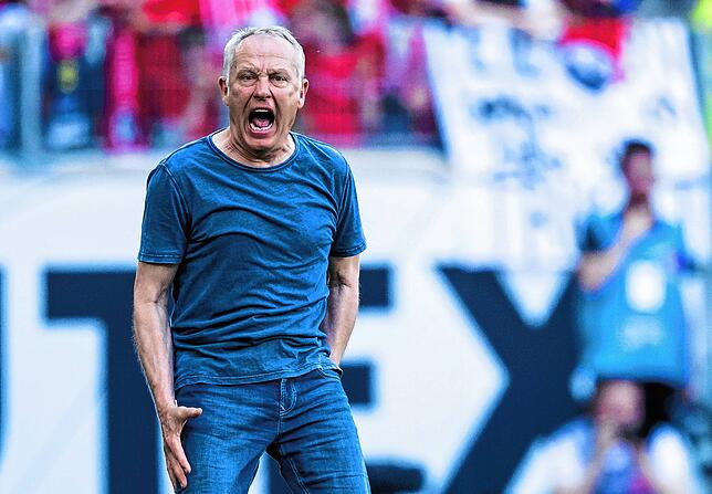 Freiburgs Trainer Christian Streich reagiert im Spiel.