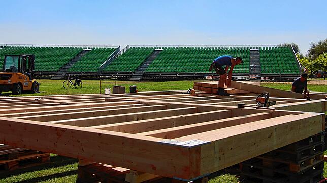 Solide wird die Tribüne für die Inhaber von VIP-Tickets beim Pfullywood-Festival im Seepark, geplant und erbaut von der Firma Künstle.