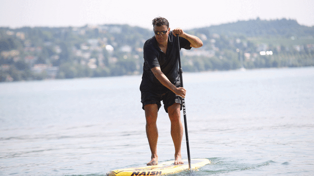 So ungelenk sieht es aus, wenn ein Redakteur den Bodensee betritt: Andreas Schuler bei einem seiner zahlreichen Berührungen mit dem ...