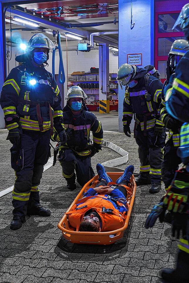 Im Einsatz tragen die Feuerwehrleute Einmalmasken oder auch Stoffmasken, die vom Gerätewart nach jedem Einsatz gewaschen und frisch ...