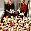 Rechts Beisitzerin Anja Rosenstiel, links Kassiererin Lisa Jehle bei der Weihnachts- und Neujahrsaktion der Stadtkapelle Bräunlingen.