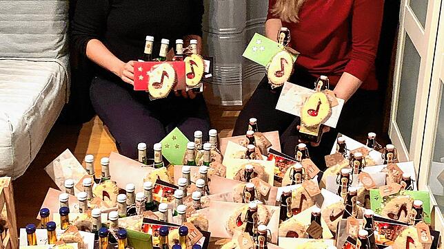 Rechts Beisitzerin Anja Rosenstiel, links Kassiererin Lisa Jehle bei der Weihnachts- und Neujahrsaktion der Stadtkapelle Bräunlingen.