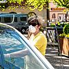 Diese Frau macht es richtig: Der Einstieg ins Auto ist demnächst nur mit Maske erlaubt, wenn noch eine Person aus einem weiteren ...