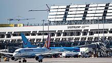 Flugzeuge stehen auf dem Vorfeld des Flughafens Stuttgart. Von der Landeshauptstadt kann man über Hamburg nach London fliegen. Auch ...