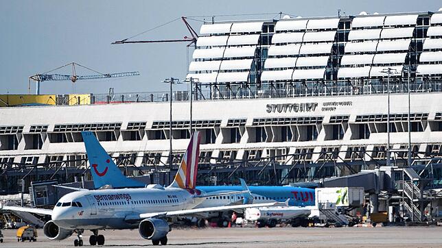 Flugzeuge stehen auf dem Vorfeld des Flughafens Stuttgart. Von der Landeshauptstadt kann man über Hamburg nach London fliegen. Auch ...
