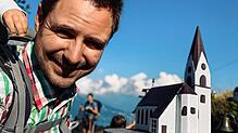 Jan Thomas Otte stößt beim Wandern auf das Modell eines Gotteshauses: Als Pfarrer hat er das Kirchenleben Jahre lang selbst mitgestaltet.