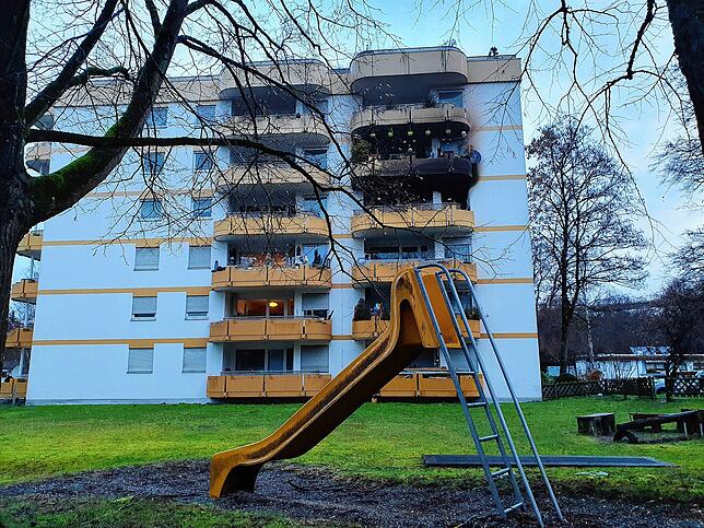 Wegen eines Brandes in einer Wohnung in diesem Hochhaus im Tulpenweg in Überlingen musste die Feuerwehr in der Nacht von Sonntag auf ...