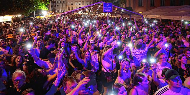 Gänsehautmoment am letzten Abend des Weinfests 2024: Vor der Bühne geht das Publikum voll mit. Der Stephansplatz ist auch an diesem ...