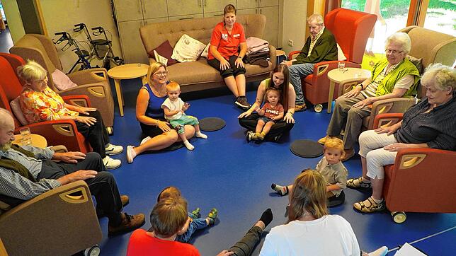 Kinder der angrenzenden Krippe Kastanienzwerge besuchen regelmäßig die Senioren der Tengener Tagespflege und erleben im ...