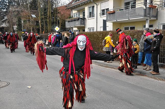 Bild 20: Narrenzunft Bitzenhofen trommelt unzählige Menschen am Festplatz in Bitzenhofen zusammen - das sind die Bilder