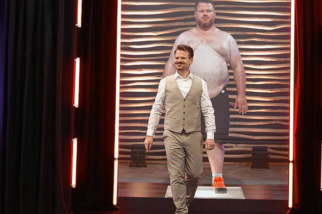 The Biggest Loser der 16. Staffel Benjamin Kautz. Im Hintergrund ein Foto mit dem Startgewicht von 145,9 Kilogramm. Vorn beim Finale mit ...