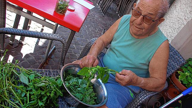 Enzo Marinelli richtet vor dem Club Colonia Libera Italia Pesto. Foto: Petra Wunderle