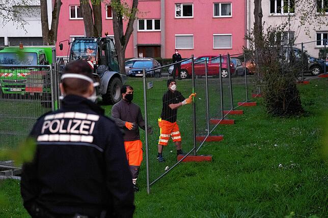 Die Stadt Konstanz hat ein Wohnheim für Geflüchtete unter Quarantäne gestellt. Mitarbeiter der Technischen Betriebe zogen im ...