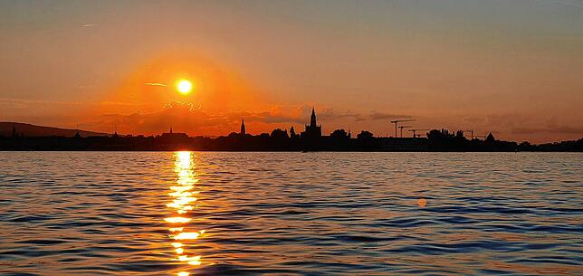 Stück für Stück verschwindet die Sonne hinter der Stadt Konstanz...