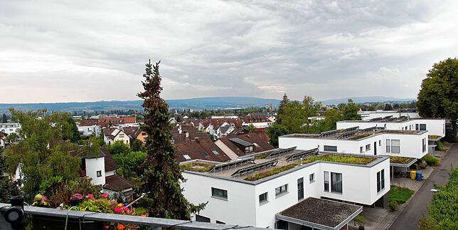 Der Blick vom Balkon – bei trübem Wetter. „Wenn es schön ist, sieht man sogar die Hegauvulkane“, versichert Dennis Peipe.
