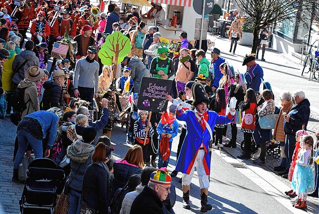 Bild 1: Bilder vom Kindernarrenbaum-Umzug in der Hauptstraße in Stockach