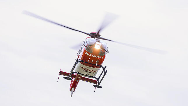 Ein Rettungshubschrauber im Einsatz. (Symbolbild) Ein Kind (9) musste nach einem Unfall in Lottstetten in die Klinik geflogen werden.