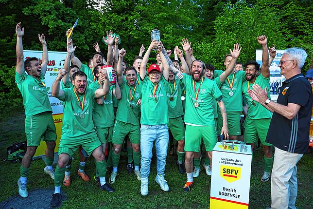 Der TSV Aach-Linz jubelt nach dem gewonnenen Bezirkspokal-Finale im Sommer gegen den FC Hilzingen – mittendrin Patrick Haggs Sohn Maxim ...