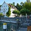 Als Startprojekt des Stadtentwicklungsplans Meersburg 2030 soll die bisherige Mauer am Bismarckplatz (links im Bild) durch Sitzstufen ...