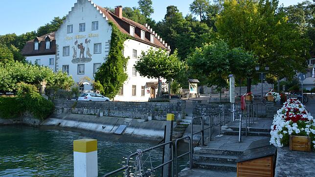 Als Startprojekt des Stadtentwicklungsplans Meersburg 2030 soll die bisherige Mauer am Bismarckplatz (links im Bild) durch Sitzstufen ...